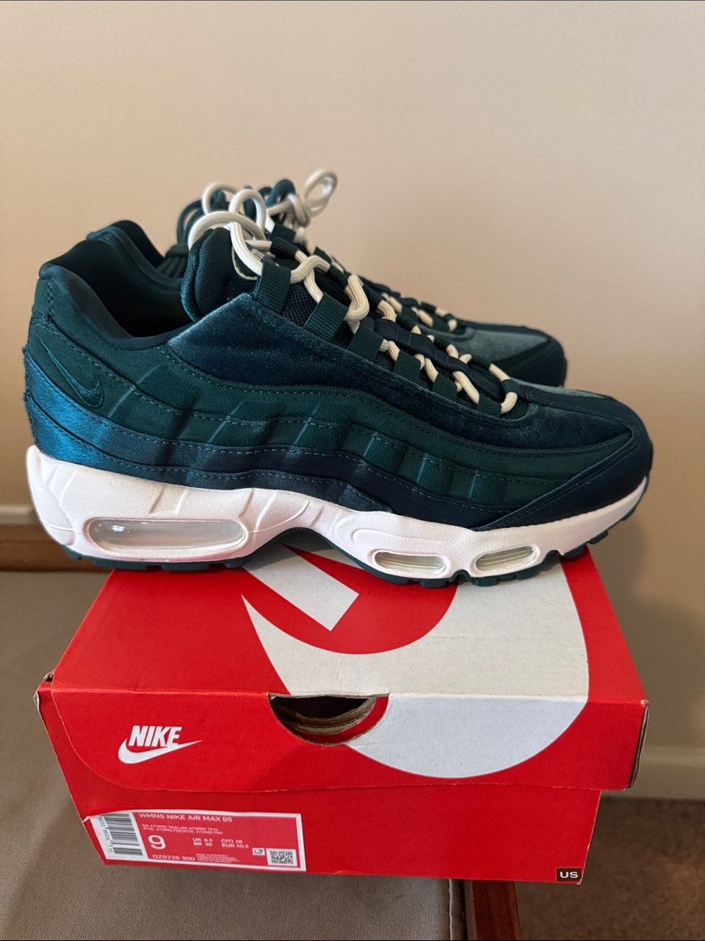 Nike Air Max 95 Women's Sneakers - Dark Green & White - Picture 4 of 8